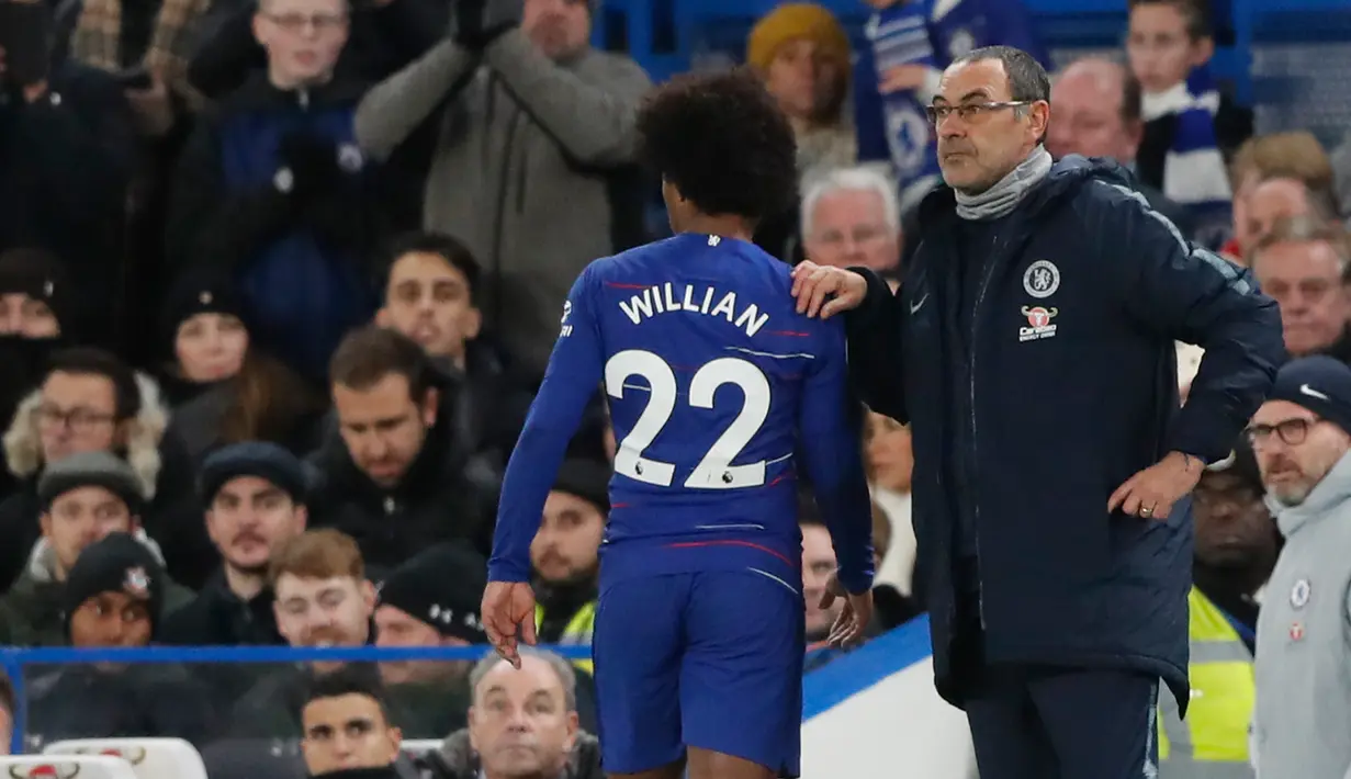 Pelatih Chelsea, Maurizio Sarr menarik keluar gelandang Willian selama pertandingan melawan Southampton pada lanjutan Liga Inggris di Stamford Bridge, London (2/1). Chelsea berada di posisi keempat klasemen dengan poin 44. AP Photo/Frank Augstein)