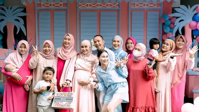 [Fimela] Gender Reveal Syifa Adik Ayu Ting Ting