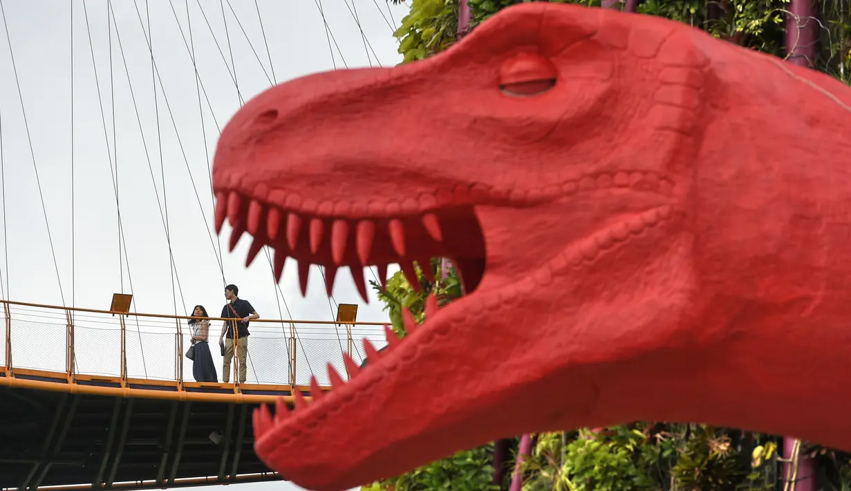 Singapura akan memasang patung dinosaurus yang sesuai dengan ukuran aslinya untuk menyambut Festival Anak di Gardens by the Bay, Singapura, Senin (28/2). (AFP PHOTO / Roslan RAHMAN)