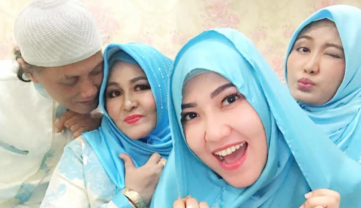 Via Vallen tampil kompak dengan keluarganya. Mereka mengenakan pakaian muslim warna biru dan putih. (Foto: instagram.com/viavallen)