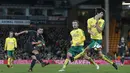 Pemain Chelsea, Danny Drinkwater (kiri) melakukan tembakan melewati dua pemain Norwich City pada laga Piala FA di Carrow Road, Norwich, (6/1/2018). Chelsea bermain imbang 0-0 dengan Norwich. (AFP/Adrian Dennis)