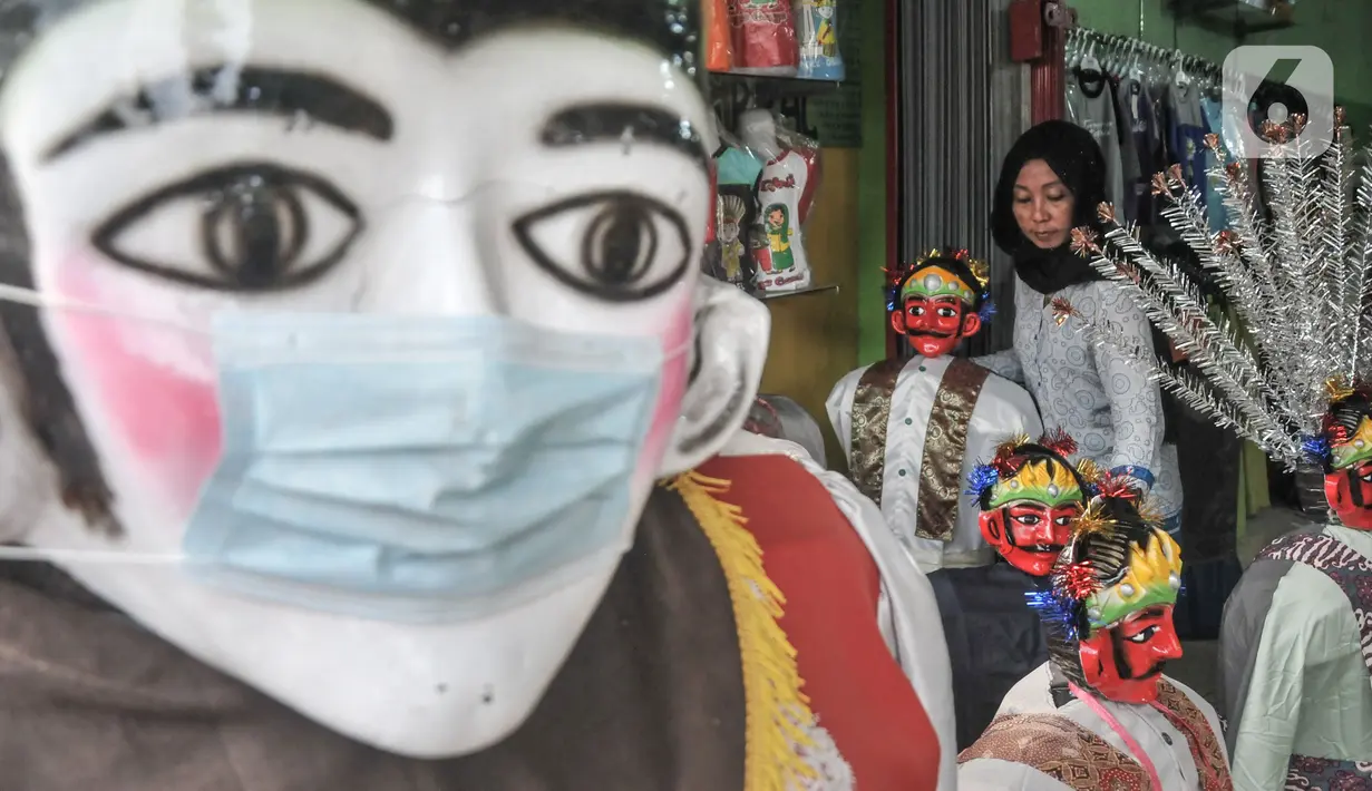 Pengrajin merapikan miniatur ondel-ondel yang siap dijual di industri rumahan kesenian Betawi Raja Ondel-Ondel, Pasar Minggu, Jakarta, Senin (13/12/2021). Data Kemenkop UKM mencatat realisasi penyaluran KUR kepada UMKM hingga November 2021 sebesar Rp 262,95 triliun. (merdeka.com/Iqbal S. Nugroho)