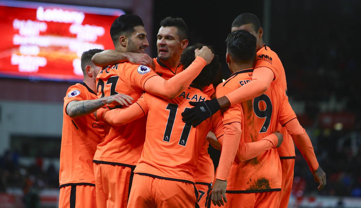 Para pemain Liverpool merayakan gol yang dicetak Mohamed Salah ke gawang Stoke pada laga Premier League di Stadion Bet365, Stoke-on-Trent, Rabu (29/11/2017). Stoke kalah 0-3 dari Liverpool. (AFP/Geoff Caddick)