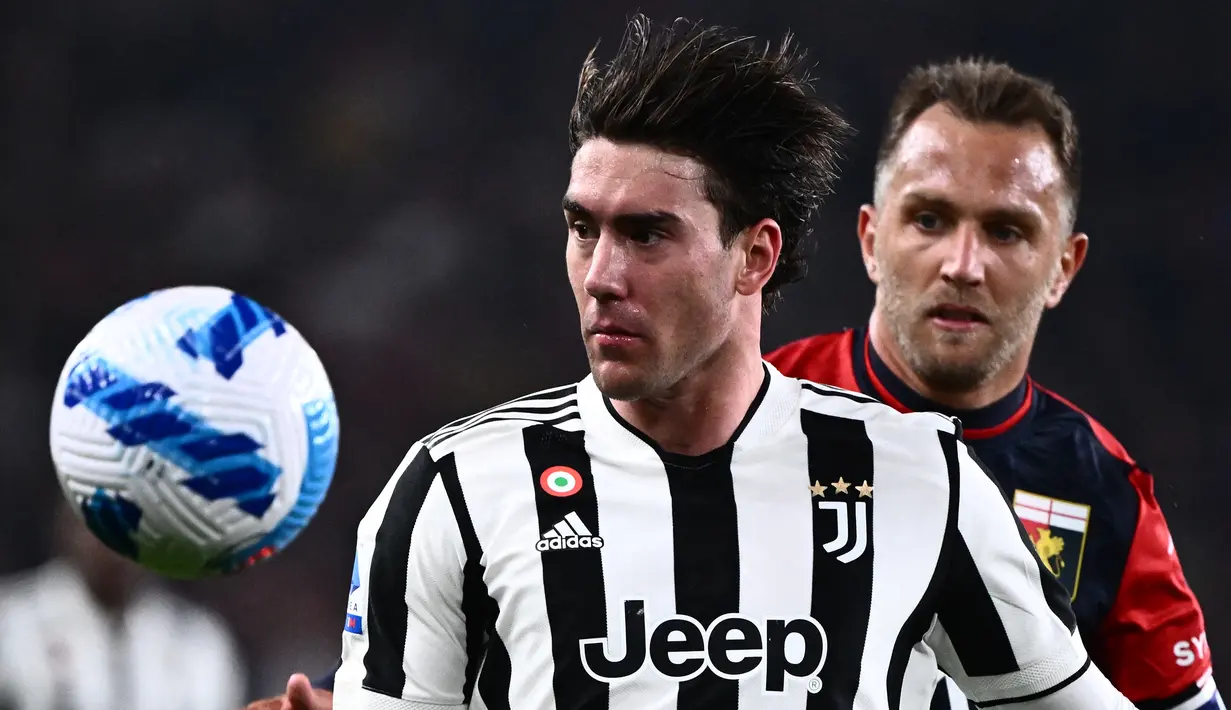 <p>Dusan Vlahovic. Striker berusia 22 tahun yang baru didatangkan Juventus dari Fiorentina di bursa transfer Januari 2022 ini total telah mencetak 23 gol dari 34 laga di Serie A musim 2021/22 ini bersama dua tim, Juventus dan Fiorentina, dimana 15 gol di antaranya dicetak di laga kandang. Gol kandang terakhirnya dicetak pada pekan ke-33, 16 April 2022 saat bermain imbang 1-1 dengan tamunya Bologna. (AFP/Marco Bertorello)</p>