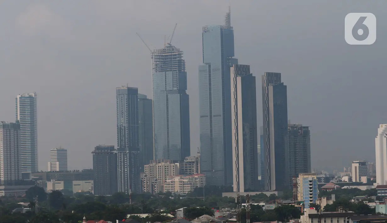 Suasana gedung-gedung bertingkat yang diselimuti kabut di kawasan Jakarta, Jumat (17/6/2022). Merujuk data IQAir pukul 08.21, kualitas udara Jakarta sempat menempati posisi teratas. Namun pukul 09.05, ibu kota Indonesia ini bergeser ke ranking dua, sementara Johannesburg, Afrika Selatan bertengger di peringkat pertama. (Liputan6.com/Angga Yuniar)