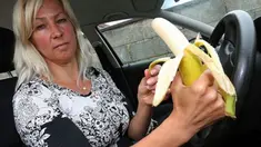 Seorang ibu kebingungan ketika ditangkap polisi saat terjebak dalam kemacetan lalu lintas dan harus membayar akibatnya.