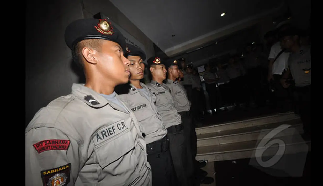 Personel kepolisian yang disiagakan melakukan pengawalan ketat di Mabes Polri, Jakarta, Jumat (24/1/2015). (Liputan6.com/Miftahul Hayat)