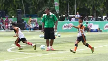 Mantan pemain Primavera, Supriyono Prima saat memberikan coaching klinik pada acara MILO Football Clinic Day di Lapangan Sepak Bola Pertamina Simprug, Jakarta, MInggu (24/4/2016). (Bola.com/Nicklas Hanoatubun)