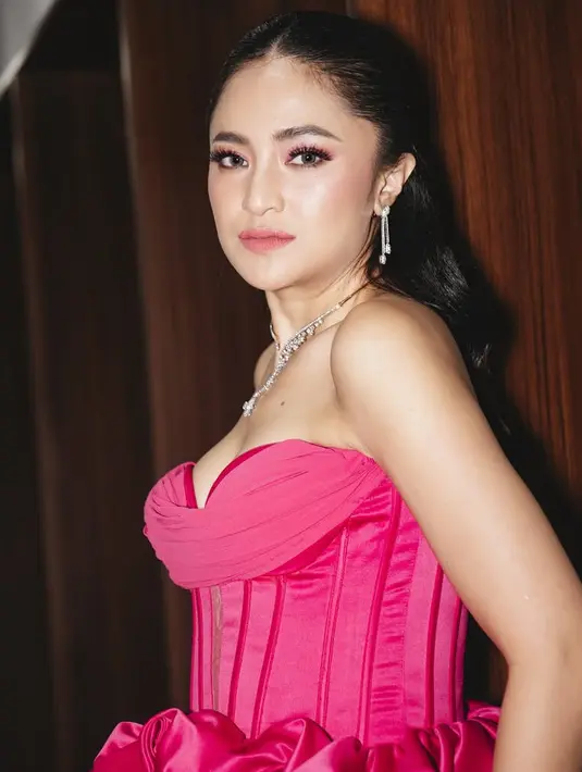 Rambut panjang hitam ditata dengan kuncir setengah ke belakang tanpa hiasan. Bagian depan rambut dibuat rapi belah dua tanpa poni. [@marshanda99]