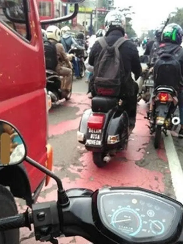 6 Tulisan di Motor untuk Pacar Ini Bikin Tepuk Jidat