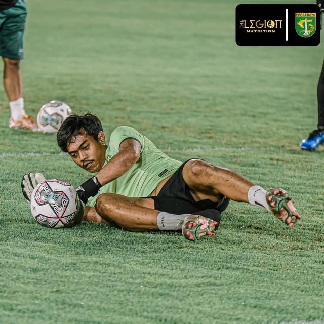 5 Potret Andhika Ramadhani saat Latihan Bareng Persebaya, Kiper Bajul Ijo