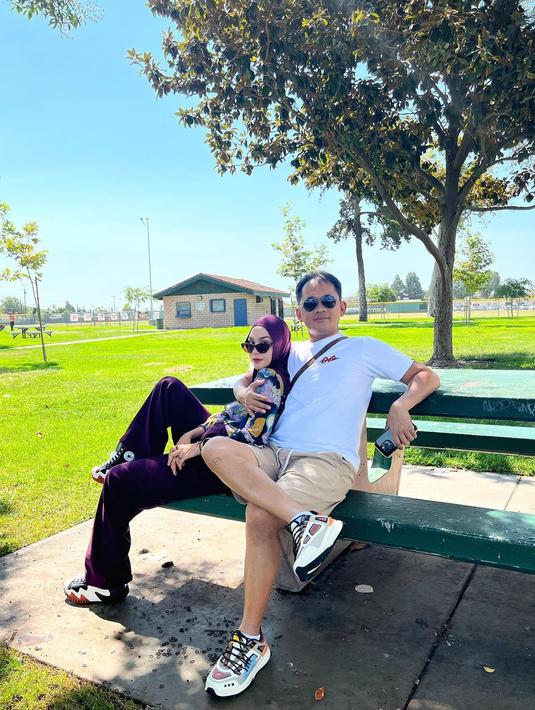 Kamis (8/9/2022), Zaskia Adya Mecca ulang tahun ke-35. Perayaan kali ini terasa istimewa karena berada di negeri orang. Mengunggah foto duduk sebangku dengan Hanung Bramantyo di Anaheim, California, AS, ia berbagi kesan soal ulang tahun kali ini. “35? feels like 25,” ujarnya ringkas. Sejumlah selebritas menyelamati bintang film Ayat-ayat Cinta di kolom komentar. “Woohoo HBD Bia, berkah melimpah ya,” cetus Meisya Siregar. “Happy bday Bia,” Zee Zee Shahab menambahkan. (Foto: Dok. Instagram @zaskiadyamecca)