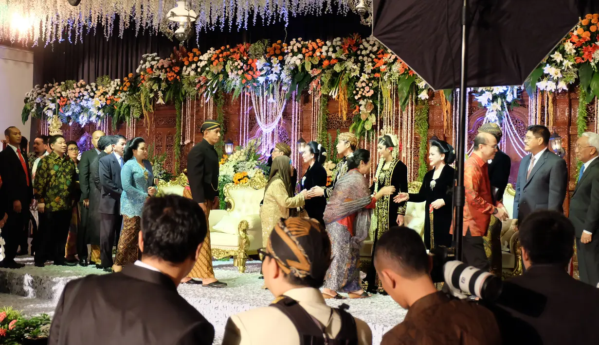 Para tamu undangan sedang bersalaman dengan pengantin. (Bintang.com)