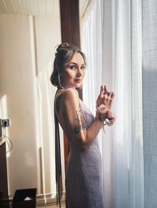 Ia jyga tampak menawan dengan aksesori bunga yang melingkar di tangannya.  [Foto: @sarawijayanto]