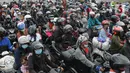 <p>Pemudik bermotor menuju kota-kota di Pulau jawa antri memasuki kapal penyeberangan di pelabuhan Gilimanuk, Bali, Sabtu (30/4/2022). H-2 Idul Fitri 1443 H, ribuan pemudik meninggalkan Pulau Bali untuk merayakan lebaran di kampu ng halaman. (merdeka.com/Arie Basuki)</p>