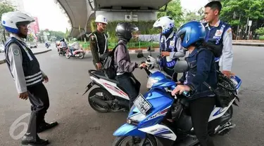 Pengendara sepeda motor di kawasan Lenteng Agung, Jakarta Selatan selalu lawan arus hingga PT Ford Motor Indonesia berhenti beroperasi.