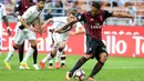 Proses gol AC Milan ke gawang Chievo yang dicetak Carlos Bacca melalui titik penalti. Pada laga perdana ini Bacca langsung berhasil menorehkan hat-trick untuk Rossoneri. (EPA/Matteo Bazzi)