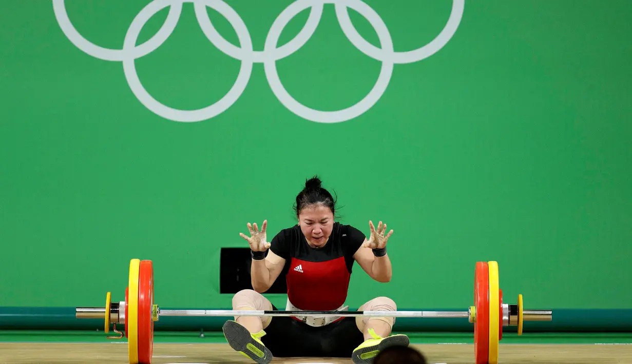 Atlet angkat besi Indonesia Dewi Safitri saat berlaga di cabang angkat besi kelas 53 kilogram wanita Olimpiade Rio 2016, Brazil, Minggu (7/8). Dewi gagal mengikuti jejak rekannya, Sri Wahyuni untuk meraih medali. (REUTERS)  