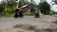 Para pengendara harus berhati-hati saat melintasi jalan berlubang di Trenggalek, Jatim. (Liputan6.com/Dian Kurniawan)
