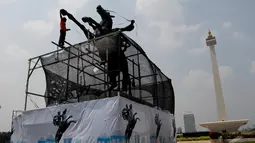 Sebelumnya Patung Pancoran yang mendapat jatah pertama dimandikan, kini giliran Patung Pangeran Diponegoro yang berada di kawasan Monas, Senin (22/09/2014) (Liputan6.com/Faizal Fanani)