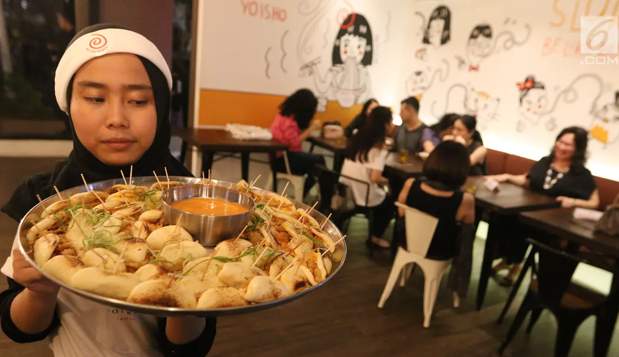 Pramusaji membawa makanan Jepang, vegetable bao di rumah makan Yoisho Ramen, Jakarta Selatan. Rumah makan yang berada di kawasan Gunawarman ini menyajikan menu ramen otentik. (Liputan6.com/Fery Pradolo)