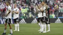 Para pemain Jerman tampak lesuh menyapa suporter usai dikalahkan Meksiko pada laga Grup F Piala Dunia di Stadion Luzhniki, Moskow, Minggu (17/6/2018). Jerman kalah 0-1 dari Meksiko. (AP/Matthias Schrader)