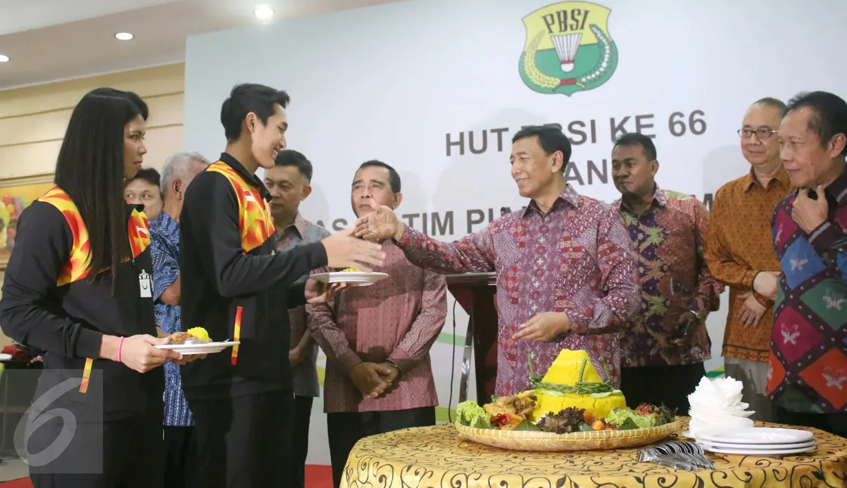 Ketua umum PBSI Wiranto bersalaman dengan atlet bulu tangkis Indonesia saat perayaan HUT PBSI di Cipayung, Jakarta, Sabtu (6/5). Acara tersebut mengusung tema kembalikan supremasi bulutangkis Indonesia. (Liputan6.com/Angga Yuniar)