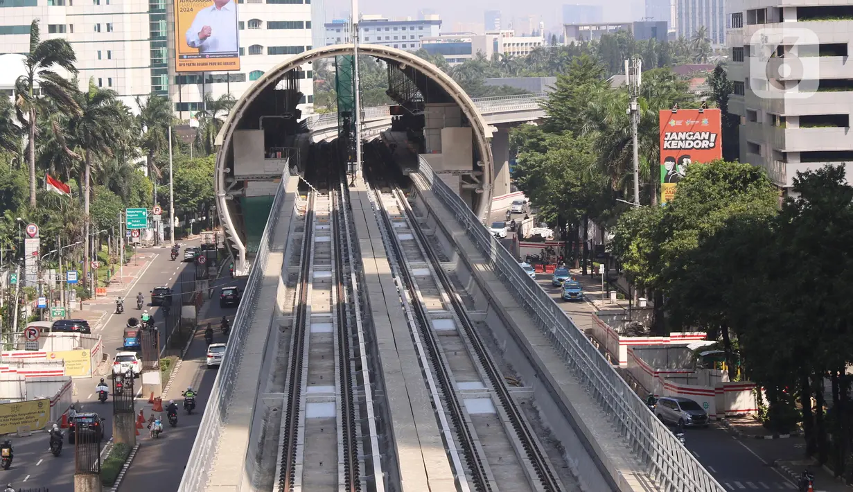 Kendaraan melintas di dekat pembangunan LRT di kawasanan Kuningan, Jakarta, Sabtu (31/7/2021). Pembangunan LRT Jakarta-Bogor-Depok-Bekasi (Jabodebek) Tahap I telah mencapai 85,75 persen dan di targetkan beroprasi pada pertengahan tahun 2022. (Liputan6.com/Angga Yuniar)