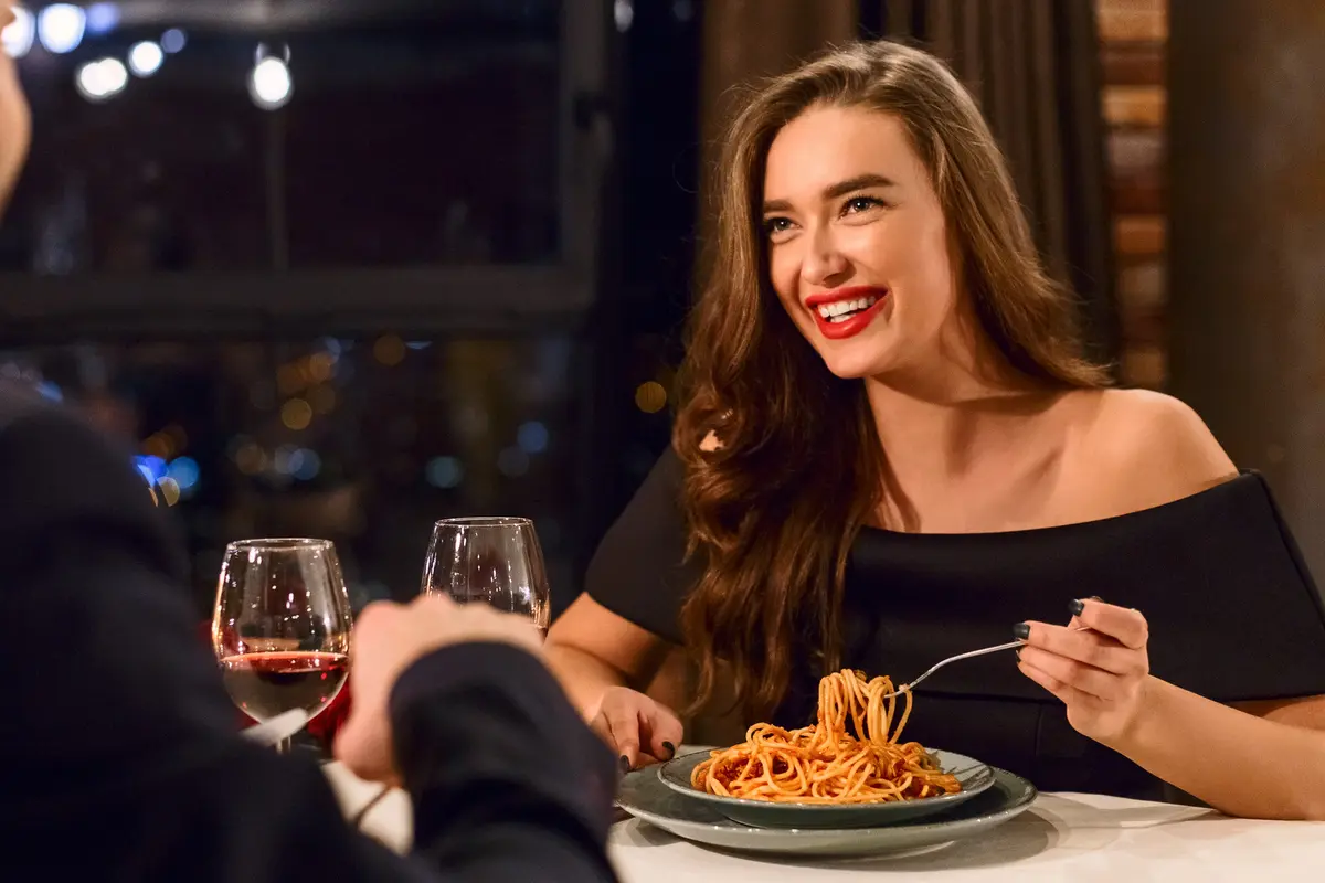 10 Inspirasi First Date Outfit yang Feminin untuk Dinner, Bikin Pasangan Auto Pangling