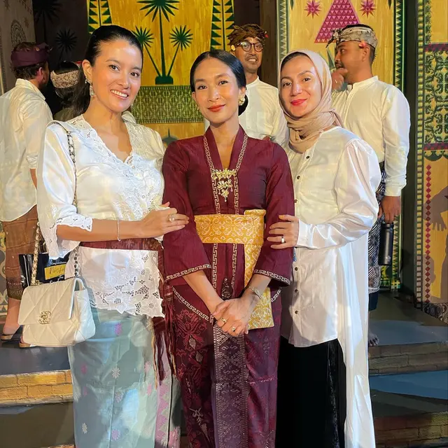 Tampil Kompak, Ini 7 Potret Persahabatan Happy Salma dan Marcella Zalianty