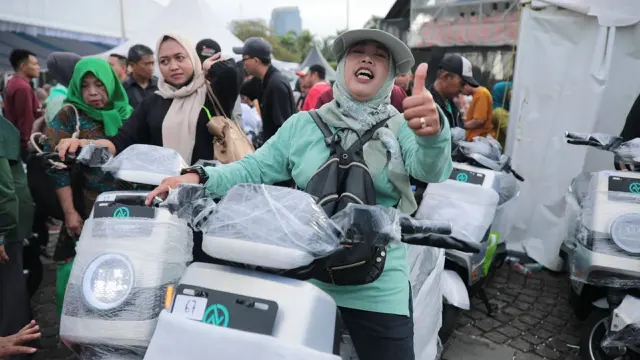 Warga sumringah usai mendapat doorprize motor listrik di pasar murah pemerintah: “Senang banget, nggak mimpi!”