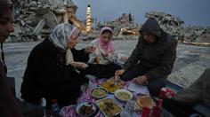 Dibayangi Krisis Kemanusiaan, Warga Gaza Jaga Nuansa Hangat Kebersamaan Ramadan