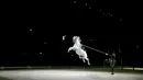 Kuda melompat dilatih penunggangnya saat latihan gladi resik untuk memperingati ulang tahun Spanish Riding School of Vienna yang ke-450 di SSE Arena di London, Inggris (10/11). (Reuters/Peter Nicholls)