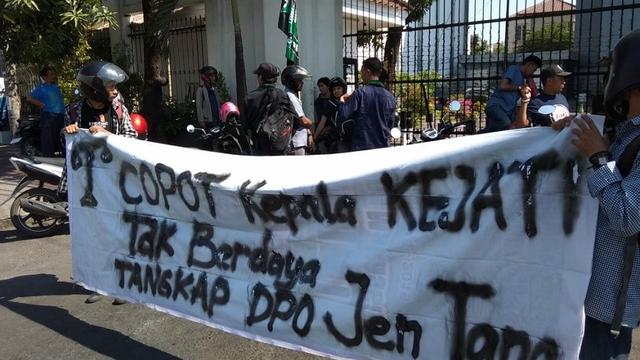 Mahasiswa Himpunan Islam (HMI) menuntut kasus Jentang dituntaskan (Liputan6.com/ Eka Hakim)