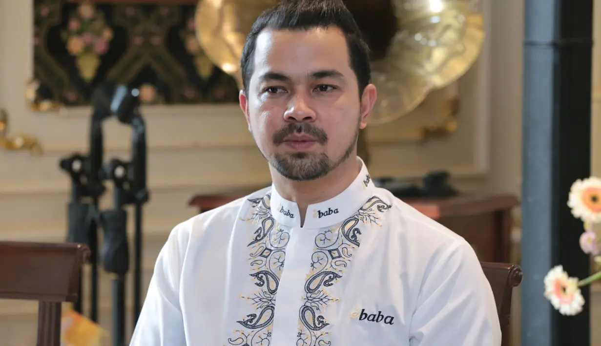 Sebagai mualaf Sultan Djorghi terus berusaha memperdalam agama Islam yang sekarang di anutnya. Dengan kemajuan teknologi, ia merasa banyak terbantu dalam memperdalam Islam. (Adrian Putra/Bintang.com)