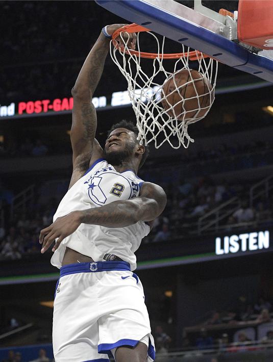 Pebasket Golden State Warriors, Jordan Bell, memasukan bola saat melawan Orlando Magic pada laga NBA di Stadion Amway Center, Sabtu (2/12/2017). Warriors menang 133-113 atas Magic. (AP/Phelan M. Ebenhack)
