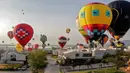 Sejumlah balon udara terbang selama  Festival Balon Udara Internasional XVIII di Taman Metropolitan, Leon, negara bagian Guanajuato, Meksiko pada 16 November 2019. Tak hanya balon udara biasa, banyak yang memiliki bentuk, serta warna unik menyemarakkan langit Kota Leon. (MARIO ARMAS / AFP)