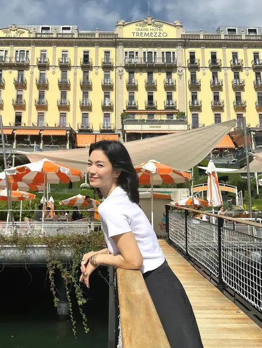 Tanpa riasan apapun, Song Hye Kyo tetap terlihat cantik dan glowing.  Tidak heran, jika Song Hye Kyo disebut sebagai ‘Dewinya Korea’.