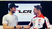 Alex Rins (kiri) saat teken kontrak bersama tim LCR Honda untuk MotoGP 2032. (Twitter/LCR Honda)