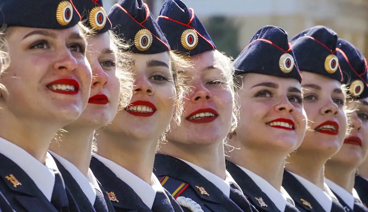 Kadet Akademi Kementerian Dalam Negeri berbaris saat parade militer Hari Kemenangan di Lapangan Dvortsovaya, St. Petersburg, Rusia, Minggu (9/5/2021). Parade militer ini untuk memperingati 76 tahun berakhirnya Perang Dunia II di Eropa. (AP Photo/Dmitri Lovetsky)