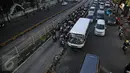 <p>Sejumlah kendaraan bermotor nekat menerobos jalur Busway dikawasan Mampang, Jakarta, Senin (18/4/2016). Para penerobos memanfaatkan jalur busway agar terhindar dari macet. (Liputan6.com/Faizal Fanani)</p>