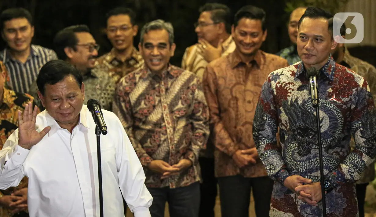 Ketua Umum Partai Gerindra Prabowo Subianto bersama Ketua Umum Partai Demokrat Agus Harimurti Yudhoyono  memberikan keterangan usai melakukan pertemuan di Kertanegara, Jakarta, Jumat (24/6/2022). Pertemuan selama dua jam itu pun belum ada kesepakatan antara Gerindra dan Demokrat. (Liputan6.com/Faizal Fanani)