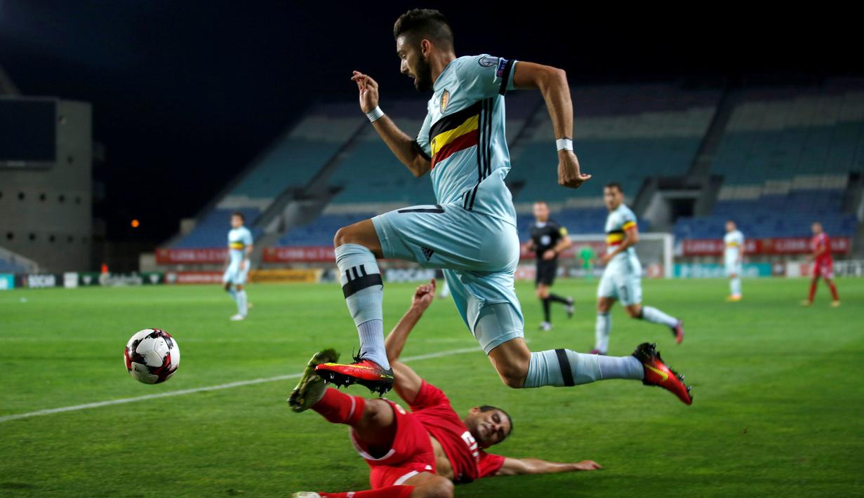 Pemain Belgia, Yannick Carrasco (kanan), dihadang pemain Gibraltar, Jean-Carlos Garcia, dalam laga lanjutan Grup C Kualifikasi Piala Dunia 2018 zona Eropa di Faro Municipal Stadium, Faro, Gibraltar, Selasa (11/10/2016). (Reuters/Rafael Marchante)