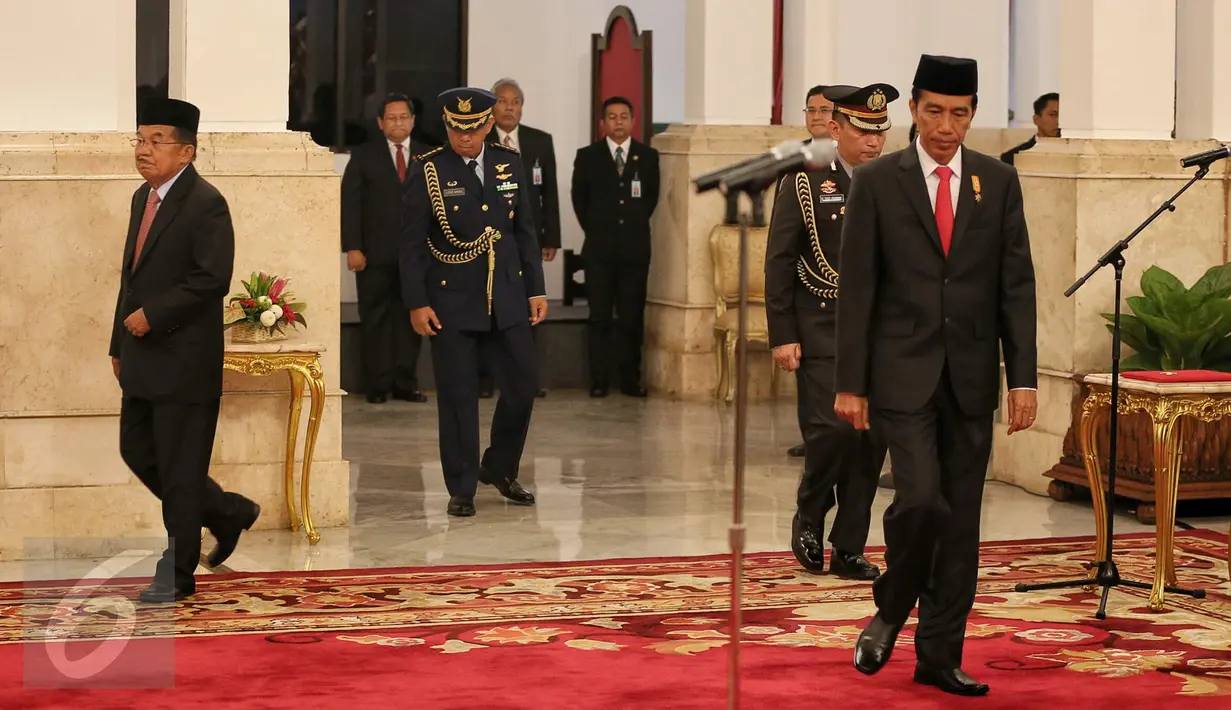 Presiden Jokowi bersiap melantik jajaran Komite Ekonomi dan Industri Nasional (KEIN) yang dipimpin Soetrisno Bachir sebagai Ketua di Istana Negara, Jakarta, Rabu (20/1). Pembentukan KEIN sesuai Perpres Nomor 8 Tahun 2016. (Liputan6.com/Faizal Fanani)