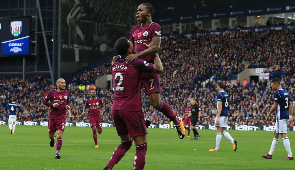 Gelandang Manchester City, Raheem Sterling, merayakan gol yang dicetaknya ke gawang West Bromwich pada laga Premier League di Stadion The Hawthorns, West Bromwich, Sabtu (28/10/2017). West Bromwich kalah 2-3 dari City. (AFP/Lindsey Parnaby)