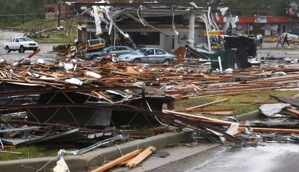Beberapa mobil tampak tertimpa puing-puing dari sebuah bangunan yang hancur akibat tornado yang menyapu beberapa kota di selatan Amerika Serikat, Senin, (28/4/14). (REUTERS/Lauren Wood)