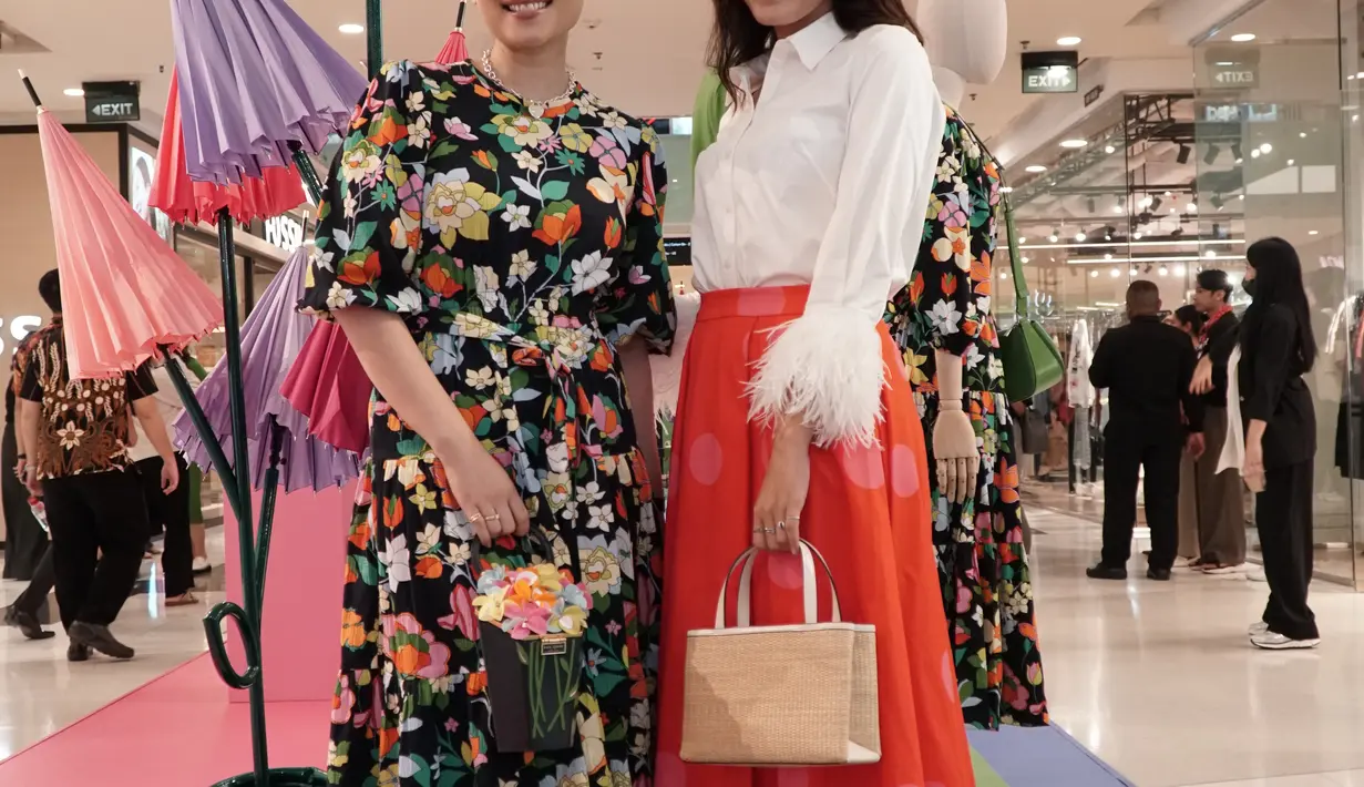 Dengan gaya yang berbeda, semua koleksi yang dikenakan merupakan koleksi Kate Spade Spring 2023. [Kate Spade New York]