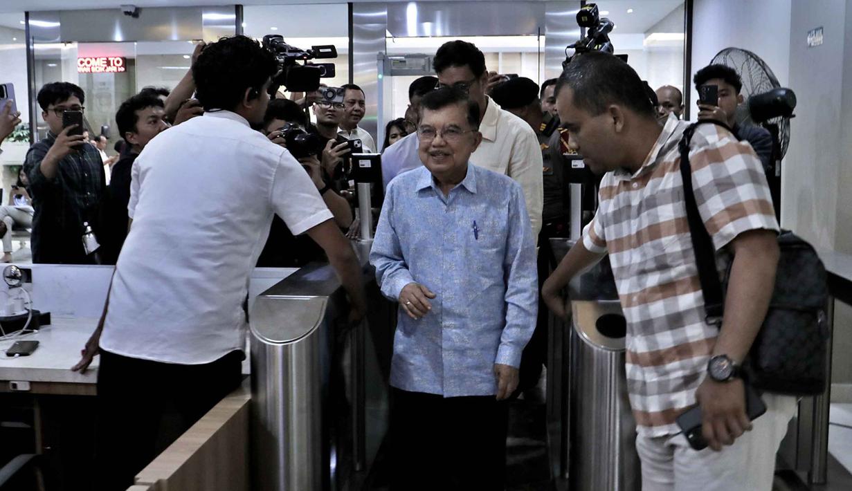 Wakil Presiden ke-10 dan ke-12 Republik Indonesia, Jusuf Kalla (JK tengah) mendatangi Gedung Bareskrim Mabes Polri, Jakarta, Rabu (8/4/2026). Wakil Presiden ke-10 dan ke-12 Republik Indonesia, Jusuf Kalla, resmi melaporkan dugaan pencemaran nama baik dan penyebaran fitnah. (Ade Danhur/Media JK)