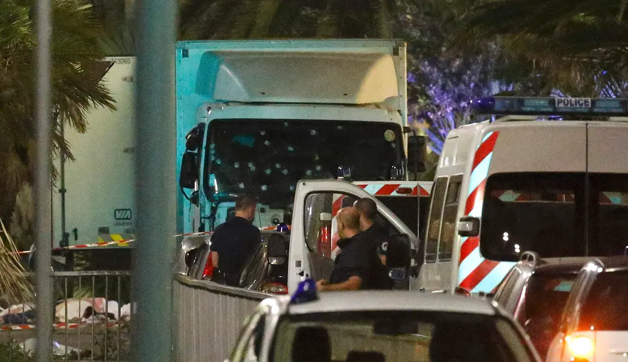 Bekas tembakan terlihat di kaca depan sebuah truk yang menabrak kerumunan orang yang tengah menyaksikan festival di Nice, Prancis, Kamis (14/7). Sopir yang diduga mengemudikan truknya untuk membunuh itu ditembak mati oleh polisi. (REUTERS/Eric Gaillard)