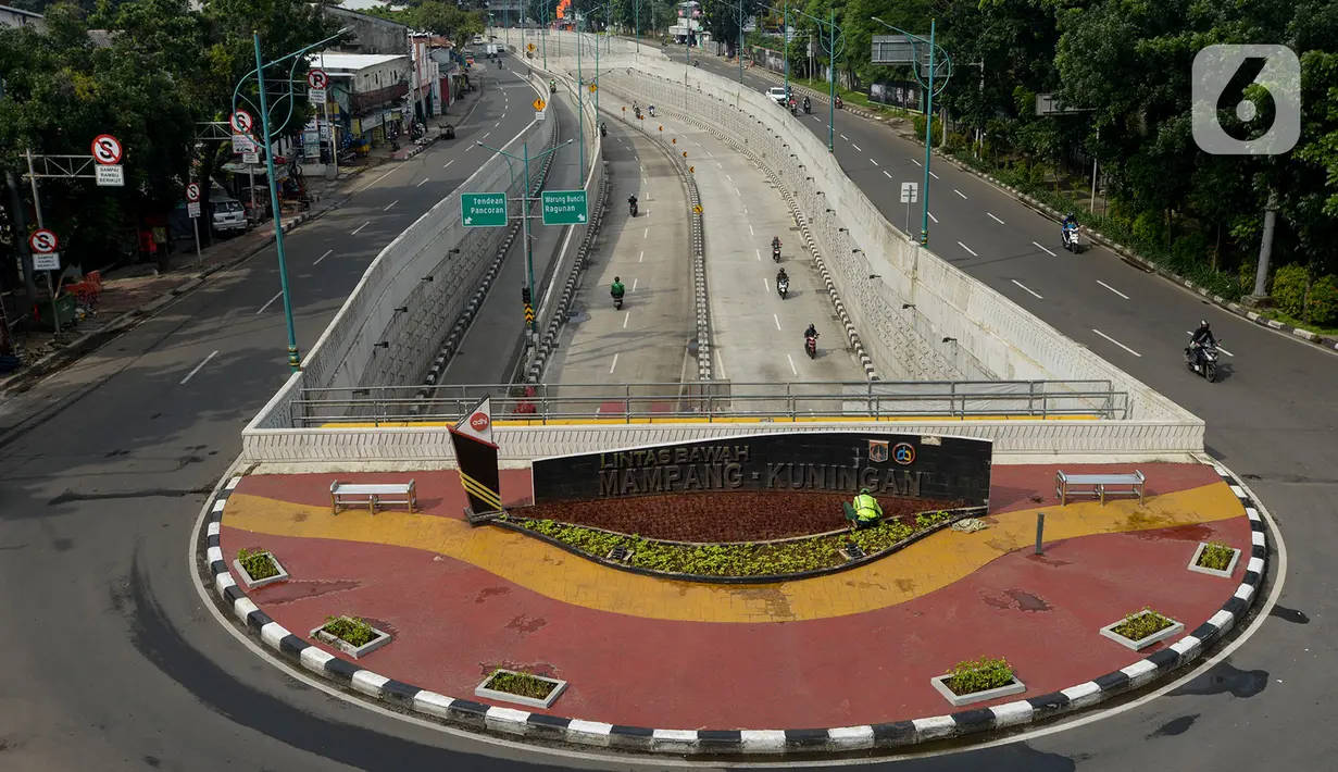 Suasana arus lalu lintas yang lengang di Jalan Raya Kawasan Jakarta, Rabu (25/3/2020). Meski hari ini merupakan libur nasional hari raya Nyepi, jalanan di Ibu Kota tampak lengang setelah imbauan untuk mengurangi aktivitas di luar rumah guna menekan penyebaran virus corona. (merdeka.com/Imam Buhori)